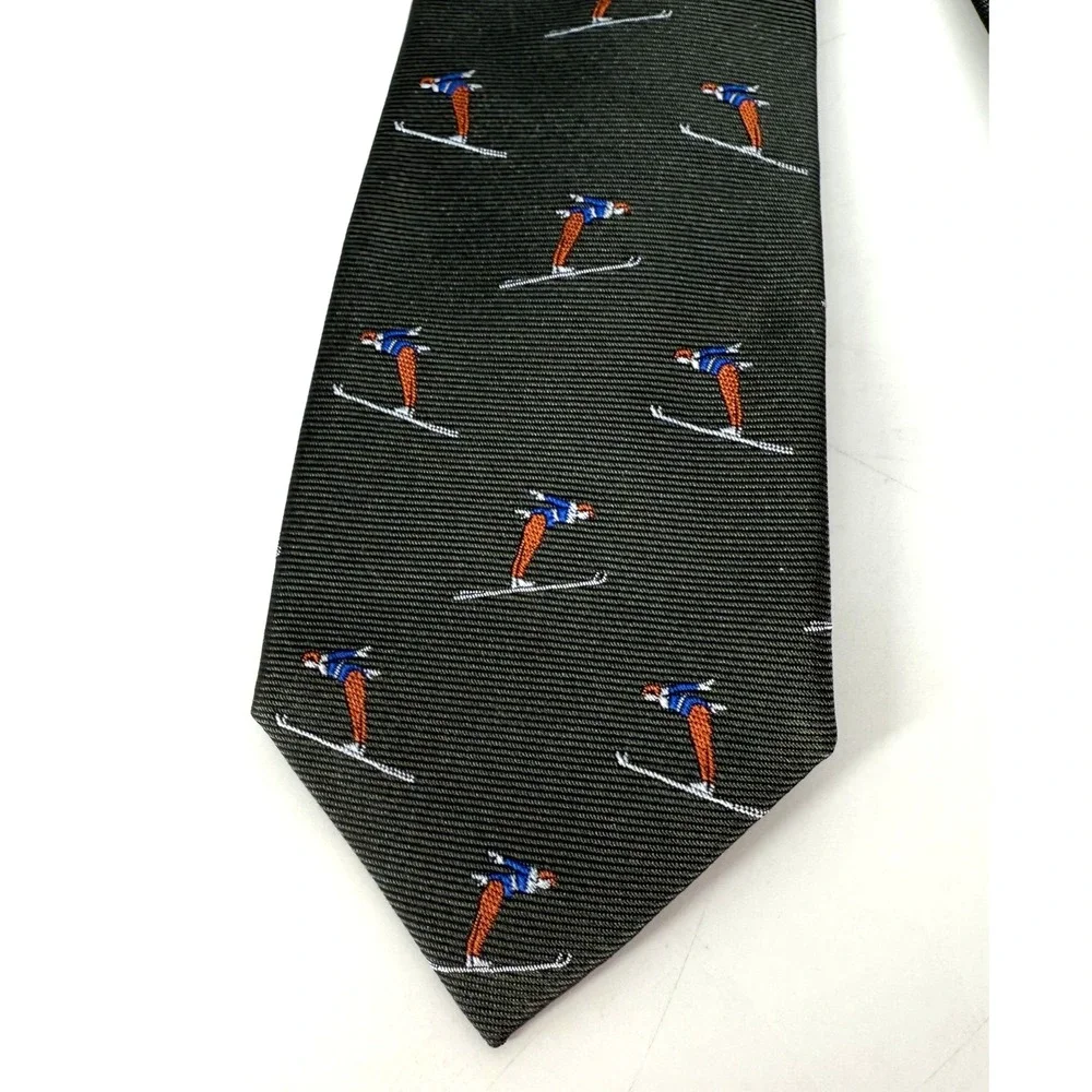 Banana Republic Tie Necktie Mens  Green 100% Silk Snow‎ Skier Print Novelty